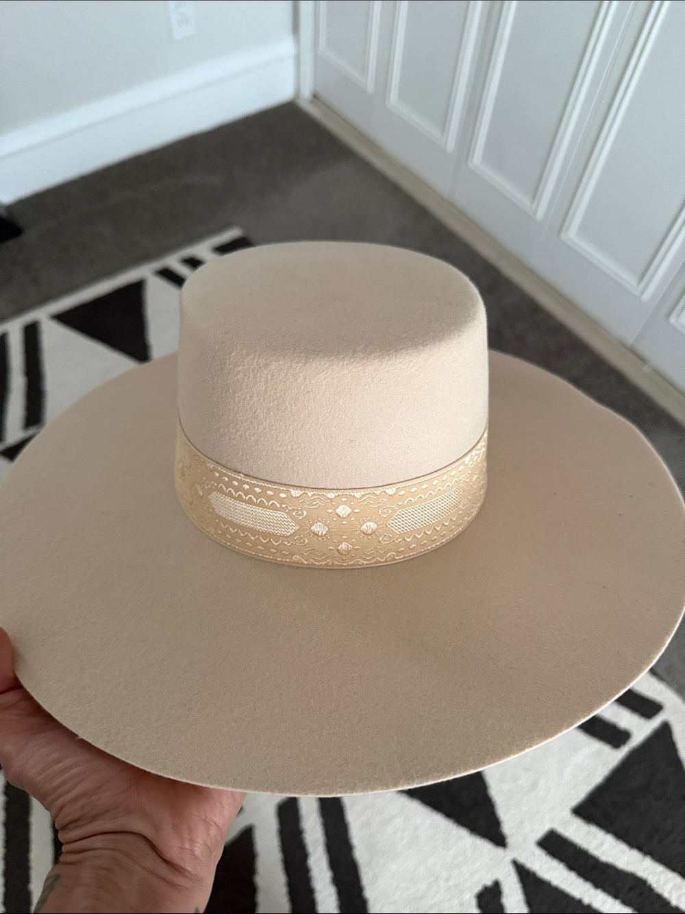 LACK OF COLOR LOC SIERRA BOATER HAT BONE GOLD RIBBON FREE PEOPLE WIDE FLAT BRIM.